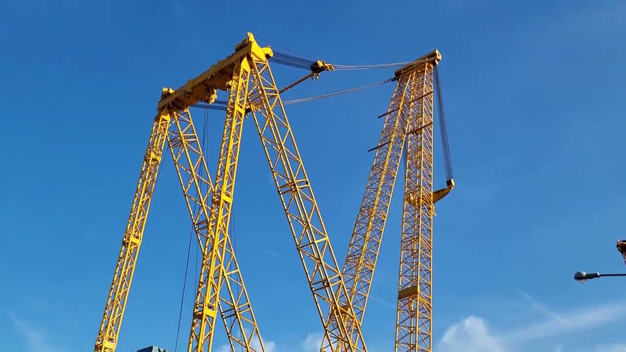 Massy, montage d'une des plus grandes grues au monde !