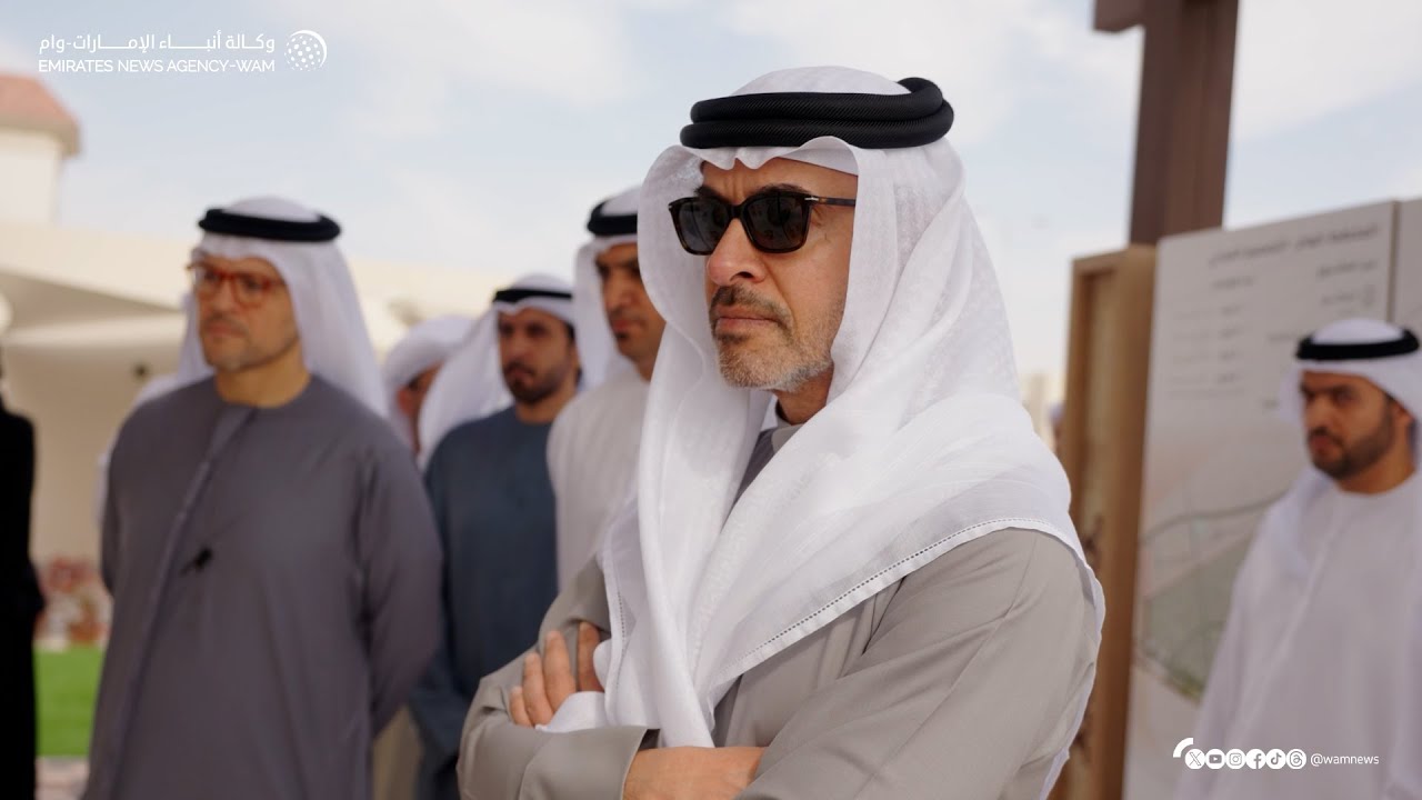 هزاع بن زايد يتفقَّد سير العمل في مشروعَي النباغ والعامرة السكنيين بمنطقة العين