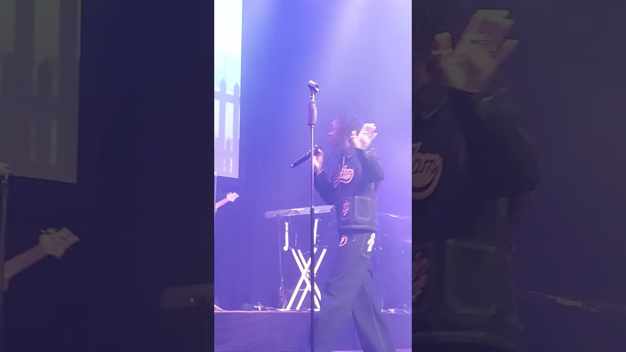 Cat Burns early twenties tour- teenage dirtbag cover live (melkweg amsterdam)