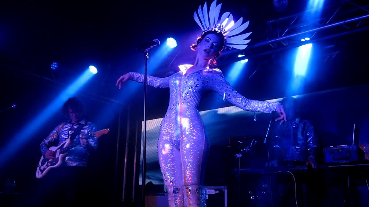 CHRYSTABELL - This Train - Live @ Paris 06/2022 (#2/3)