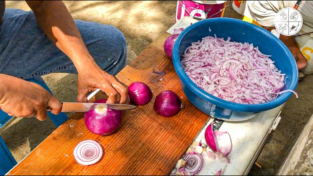 Preparando Tiritas en playa Principal de Zihuatanejo