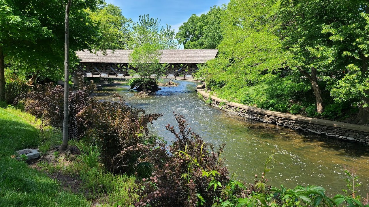 Little mini Tour of Downtown Naperville, Illinois (Photo's and video)