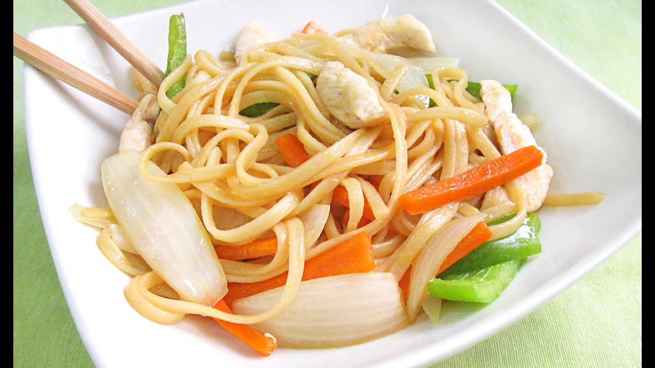 Tallarines Fritos con Pollo y Verduras estilo Chino