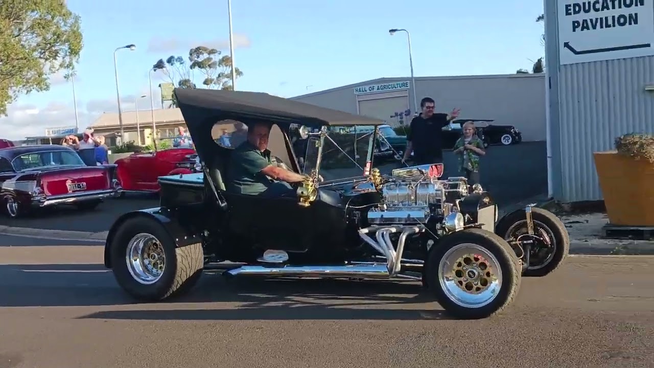 3 Hot Rods leaving the Geelong street rodders Monday night car meet.