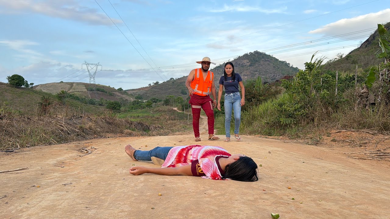 Homem Que Tava a Procura De Emprego Ajuda Uma Mulher Desacordada No Meio Da Estrada ￼