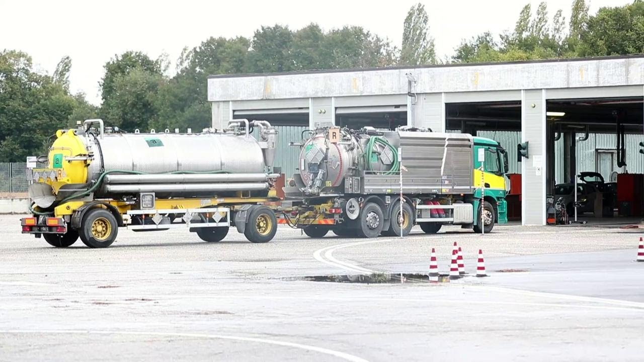 I mezzi pesanti fermi alla Motorizzazione civile durante il blitz