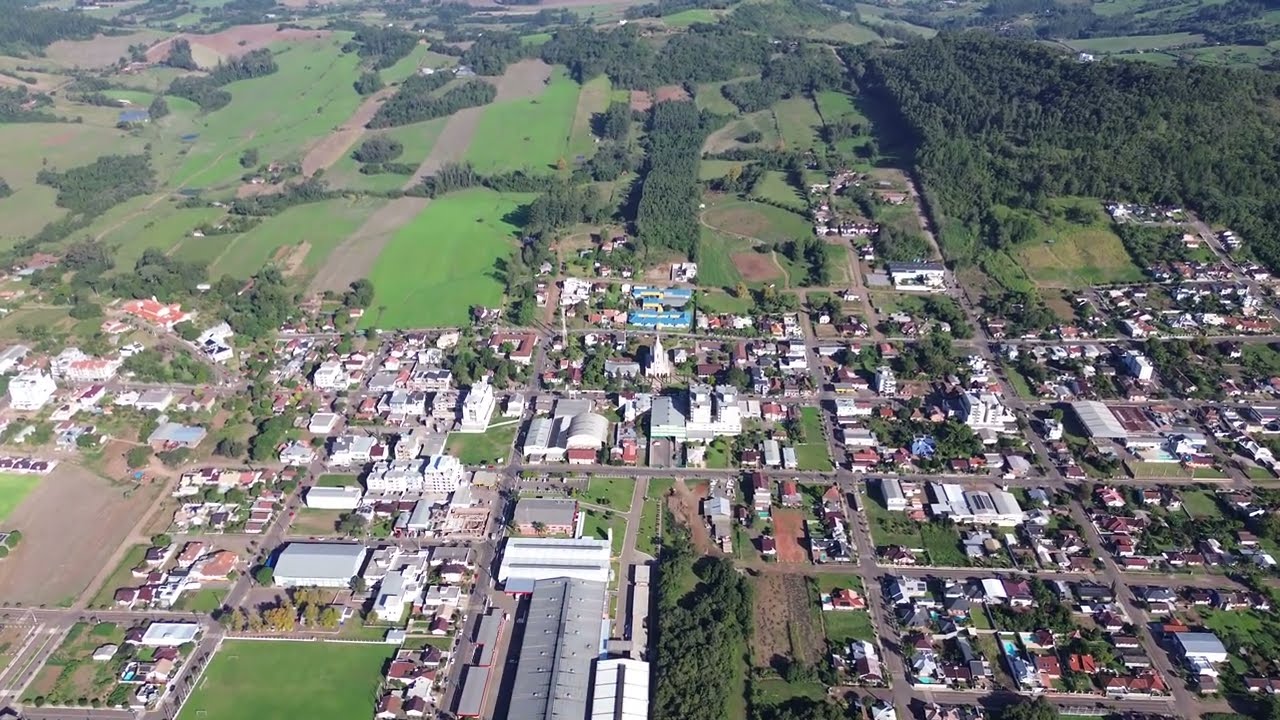 Vista aérea no interior de Santa Clara do Sul, RS. - 4K