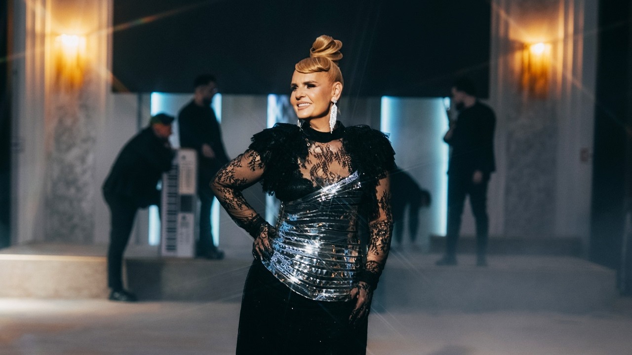 Mihaela Petrovici -  Iesi Mandruta la Ochece | Videoclip Oficial