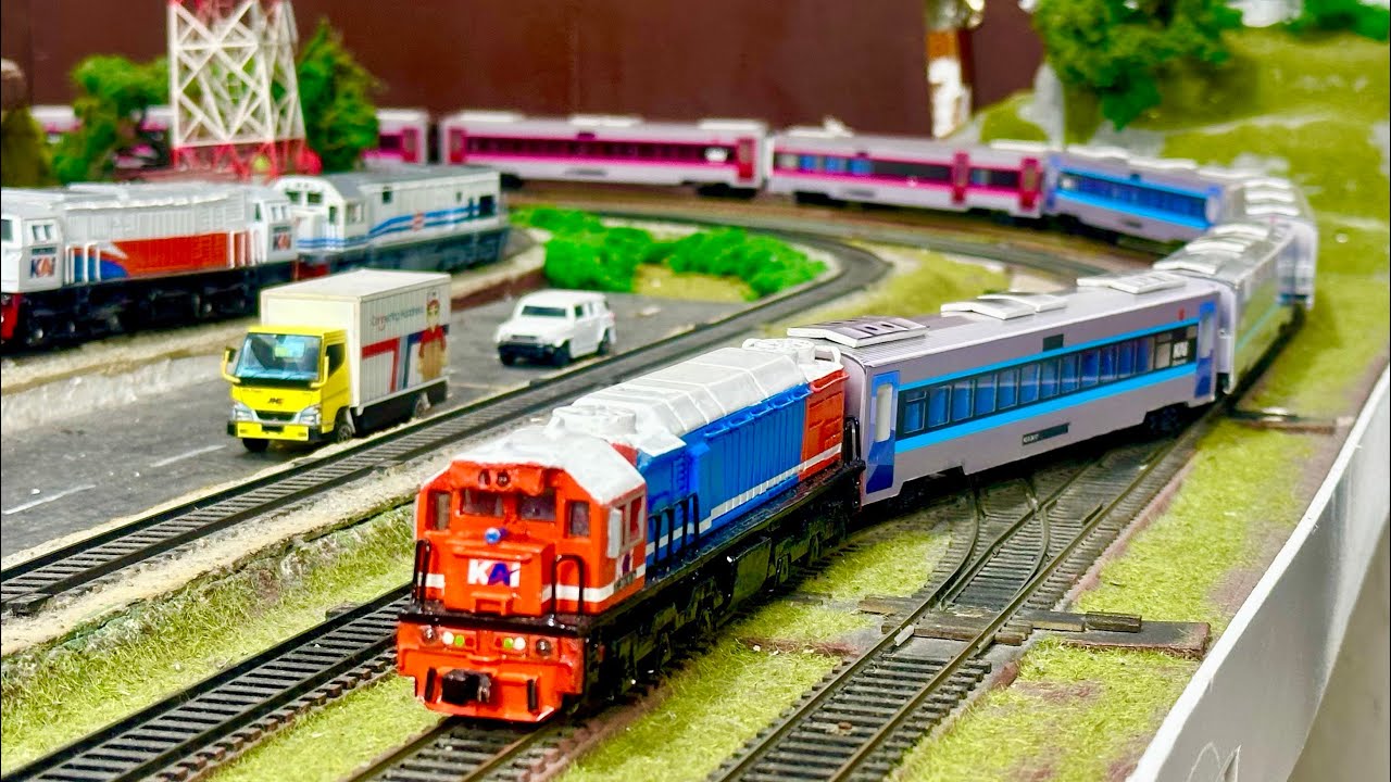 Unboxing & Merakit Kereta api CC205 Gerbong SS New Generation Rangkaian super panjang lalu terguling