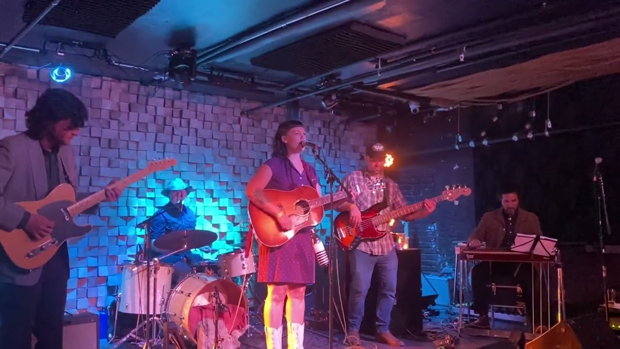Laura Benitez and the Heartache - I'm the One Live at Amado's
