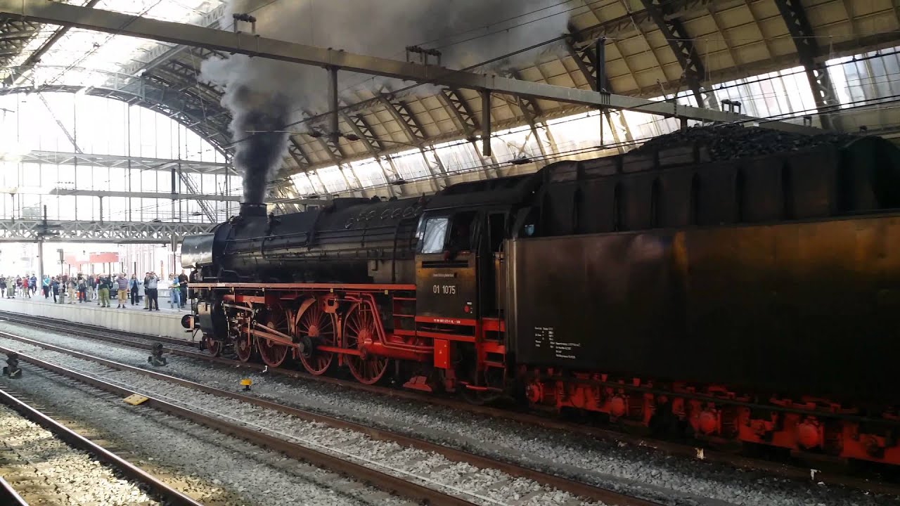 SSN Stoomlocomotief 01 1075 aankomst en vertrek van Amsterdam Centraal richting Rotterdam Centraal