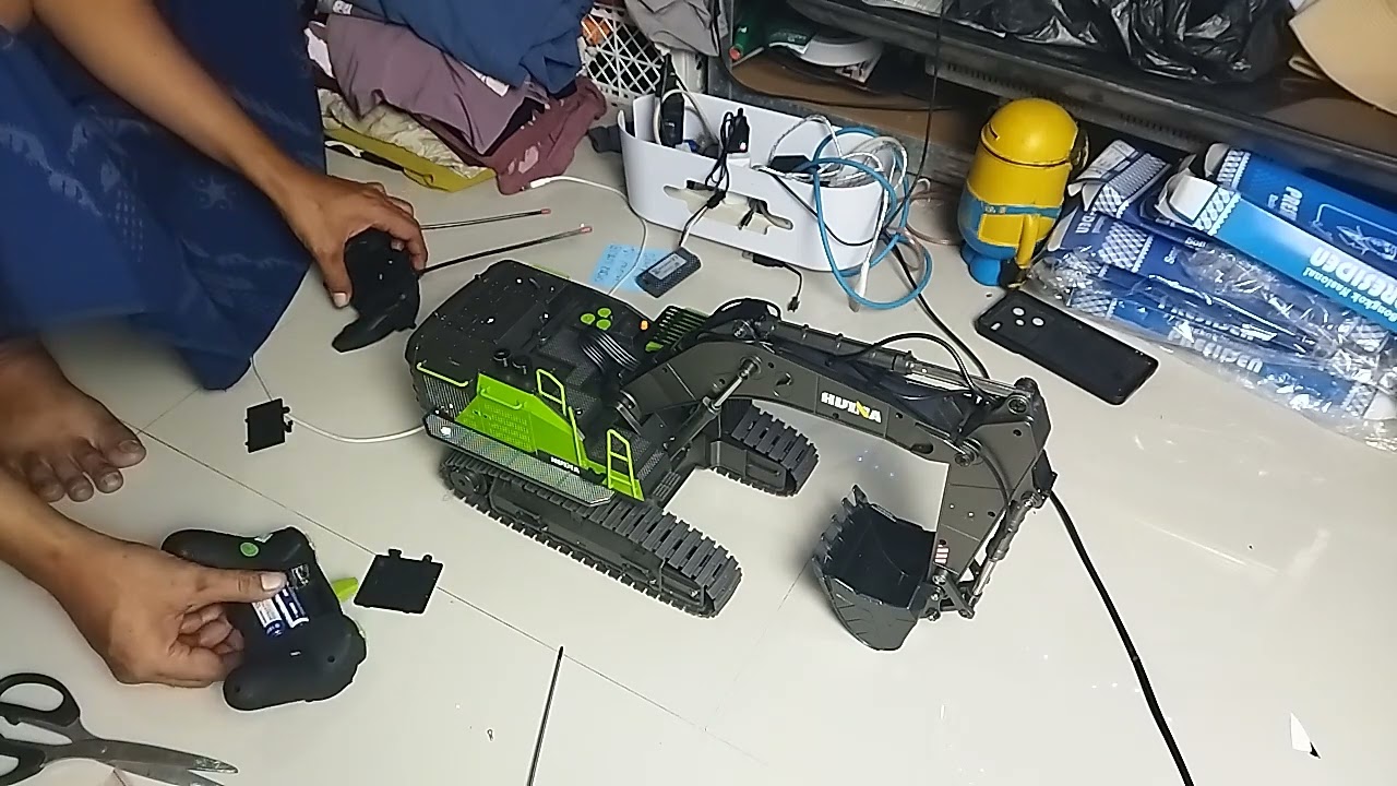 Unboxing exavator huina 1593
