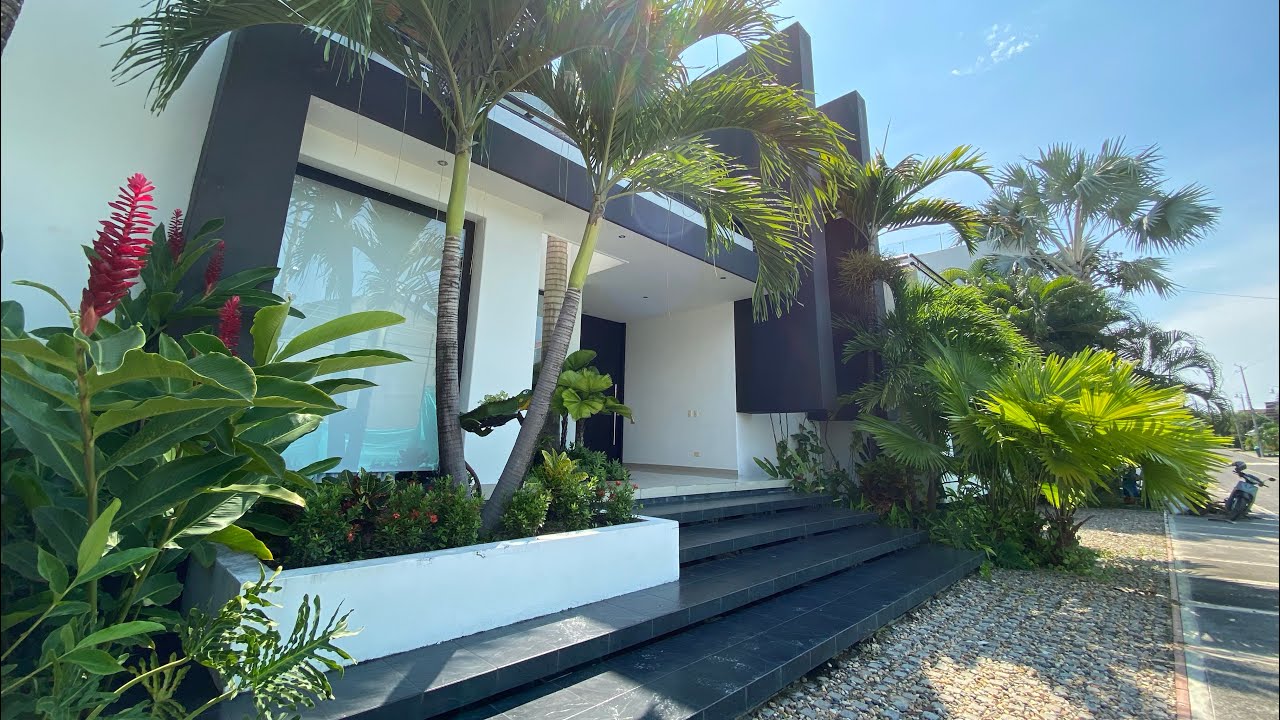 CASA MODERNA de lujo ( 25M de  frente x 30M de fondo ) colección 2020 / CAMILO PULIDO ARQUITECTOS.