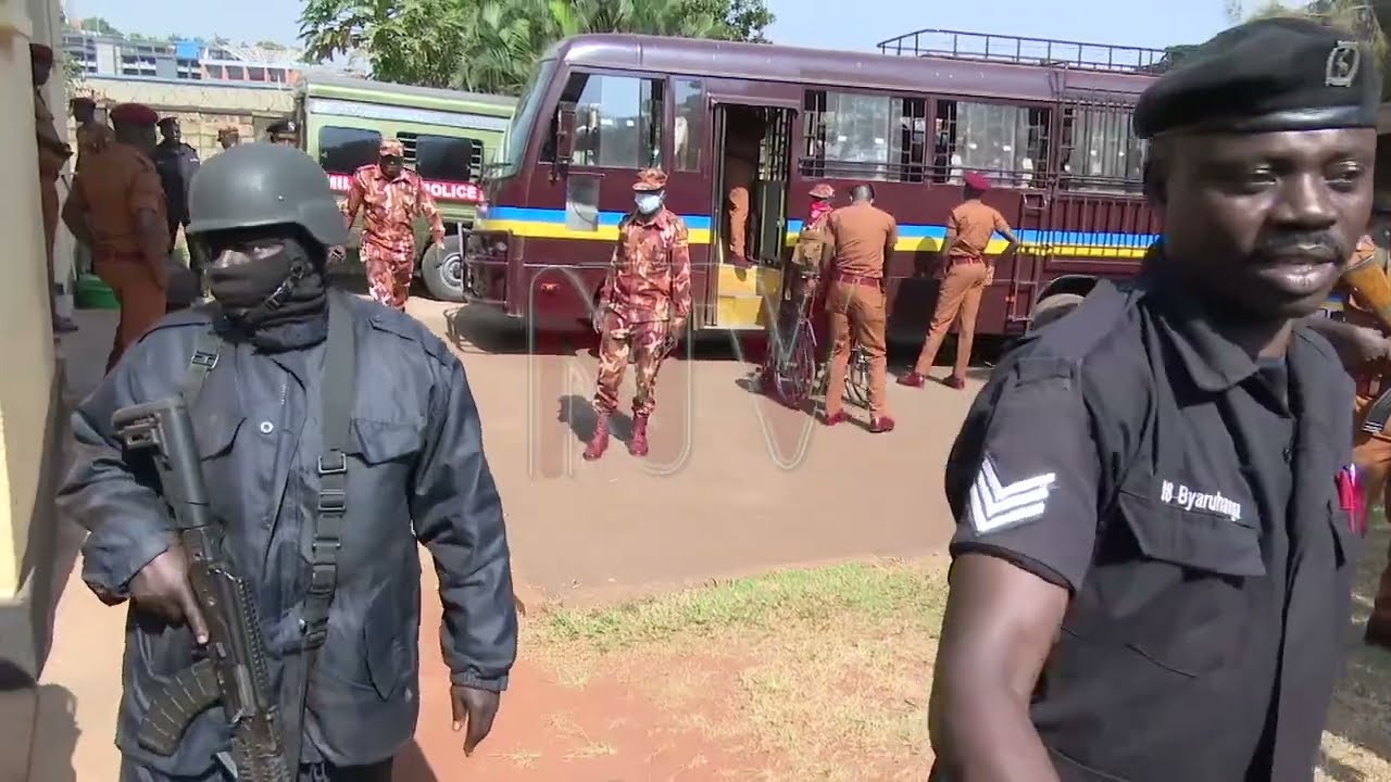 Kizza Besigye asimbiddwa mu kooti za bulijjo; akkirizza okuddamu okulya e mmere