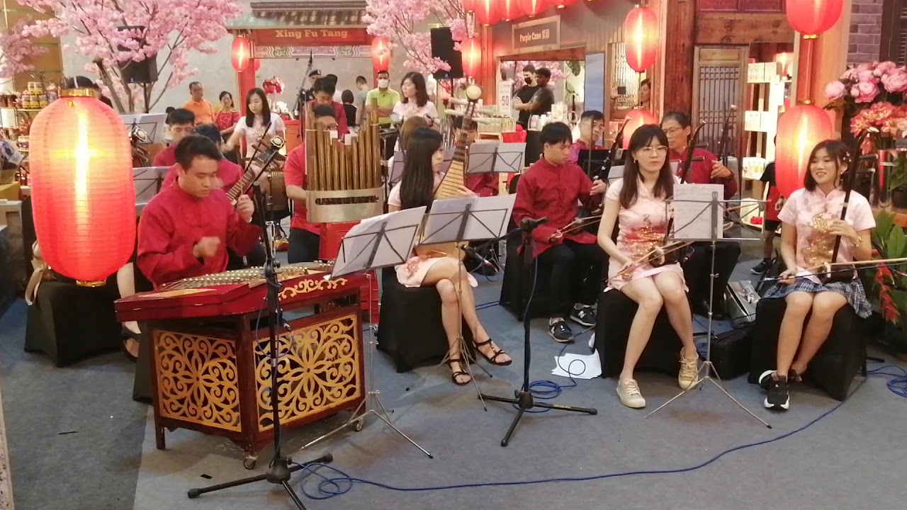 《金蛇狂舞》