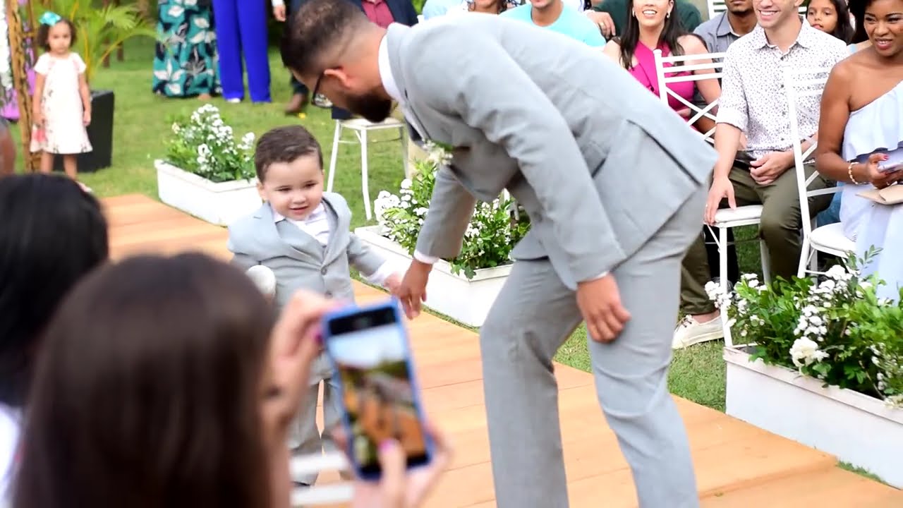 Criança surpreende os noivos ao levar as alianças na Cerimônia de Casamento . (*)