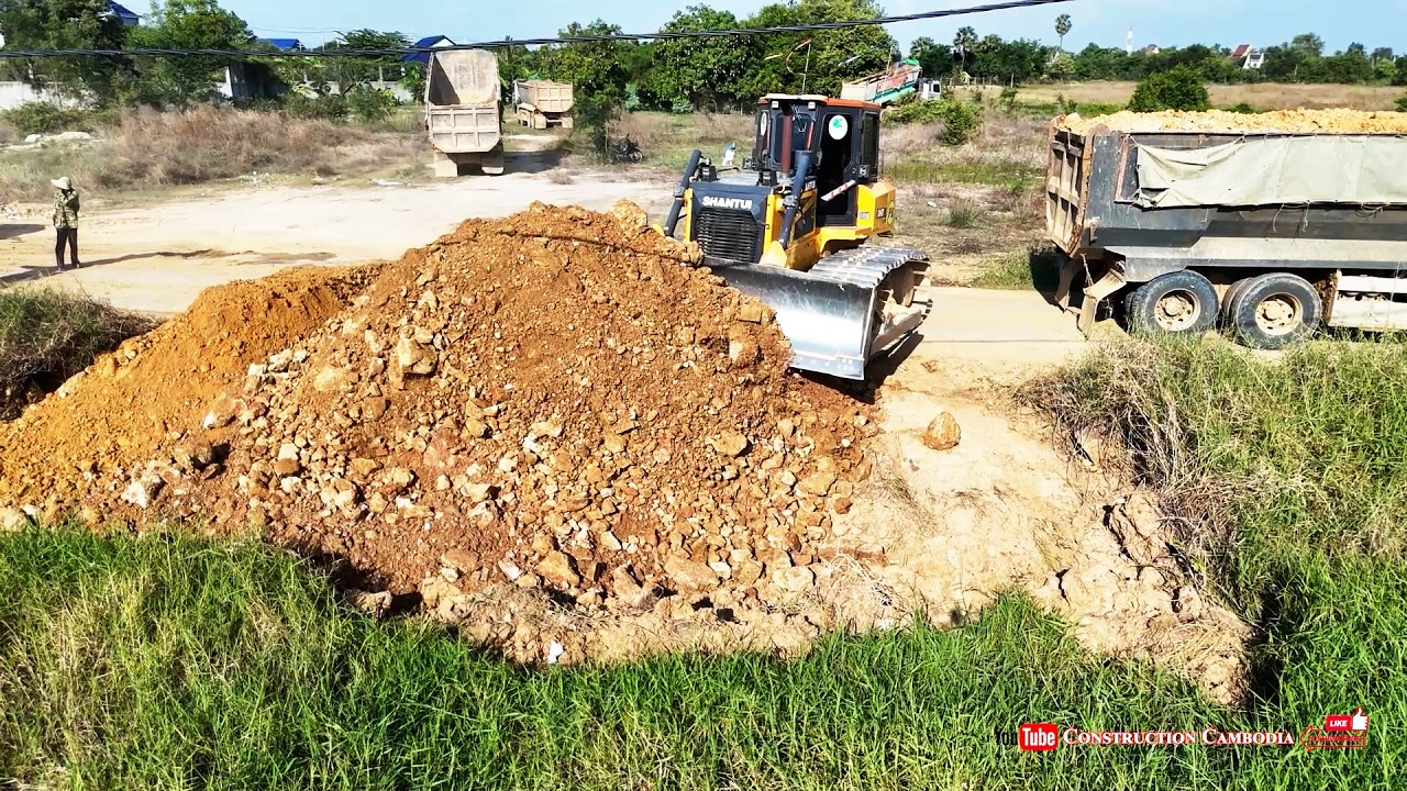 First Job! Nicely Landfill Using Skilled Shantui DH17C3 Dozer Pishing Soil & Many 25 Ton Dump Trucks