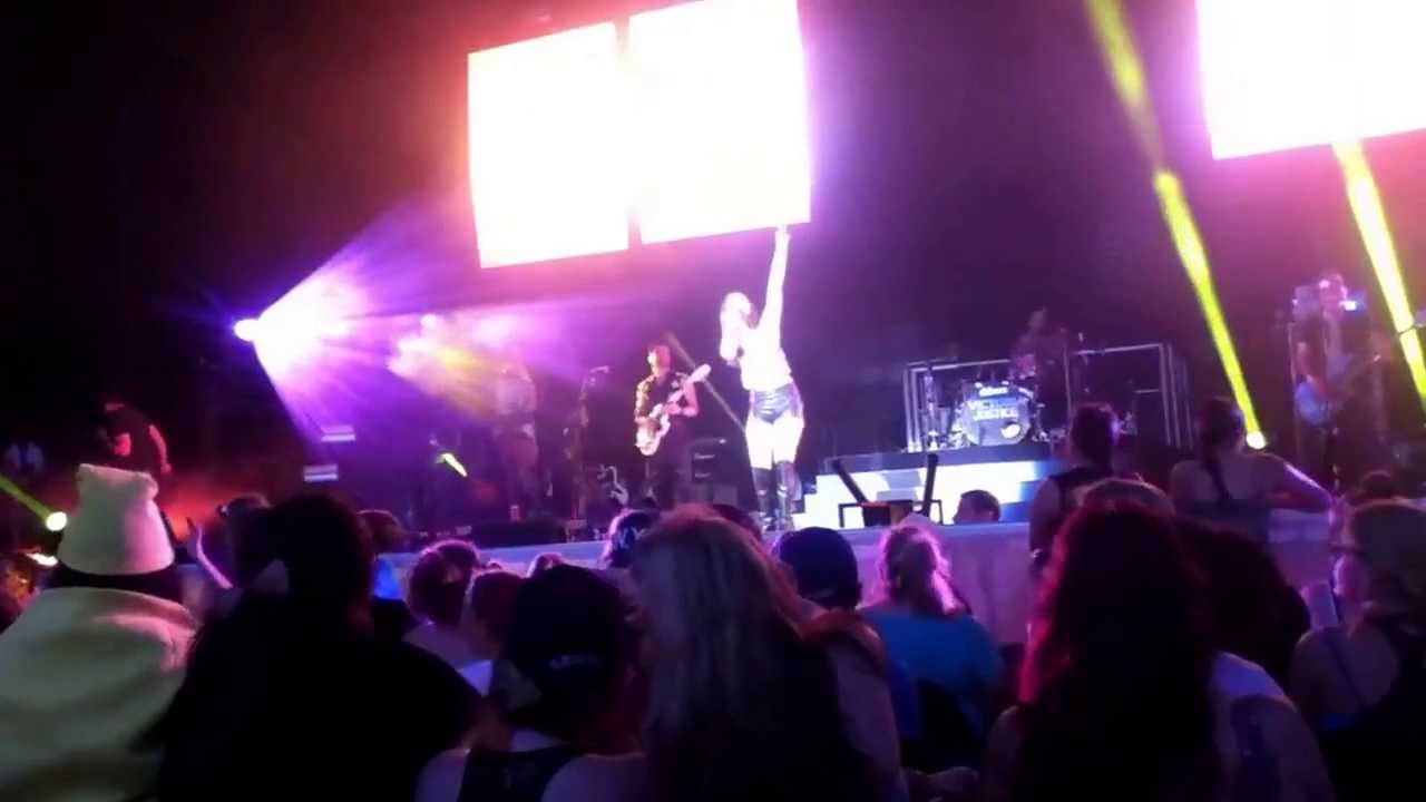 Victoria Justice performing 