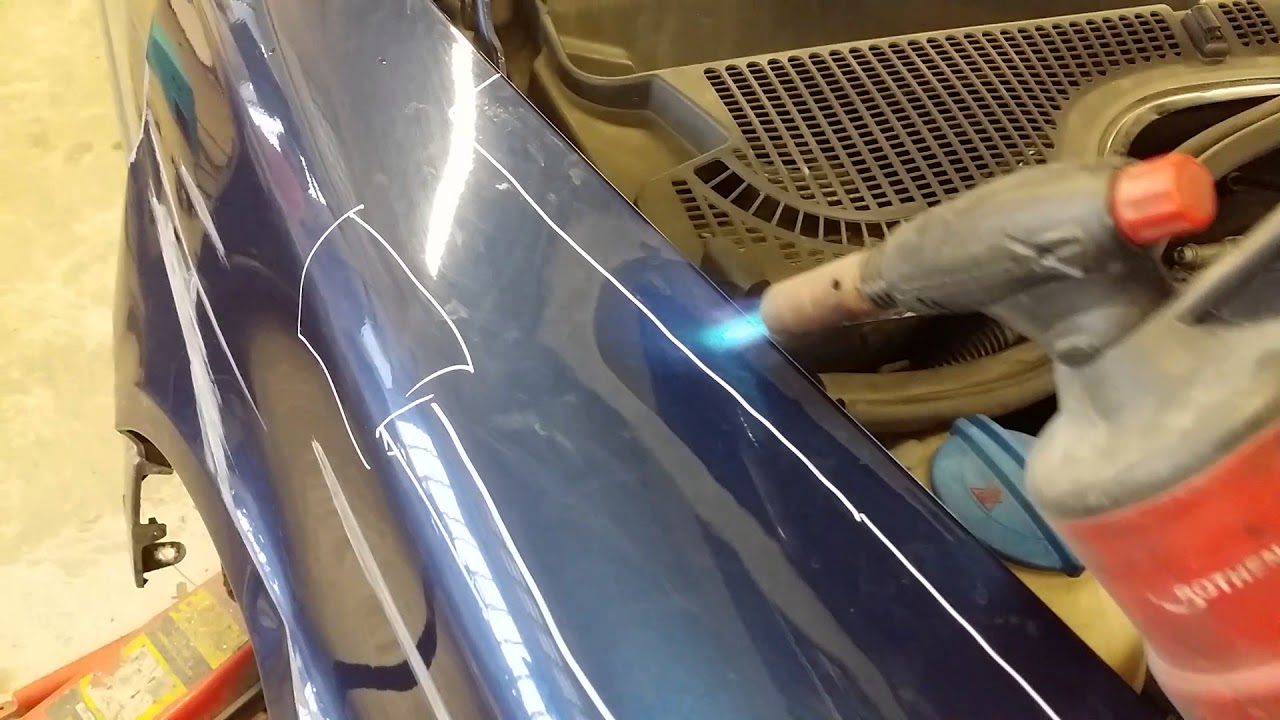 Škoda Octavia II demontáž poškozeného předního blatníku pomocí plamene..