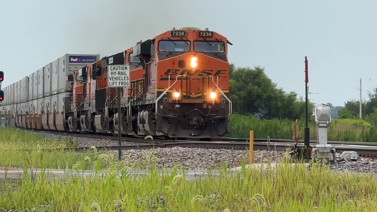 70 mph BNSF Z train flying east ( Z-LACNYC )!! BNSF Transcon: Marceline sub..7/19/25