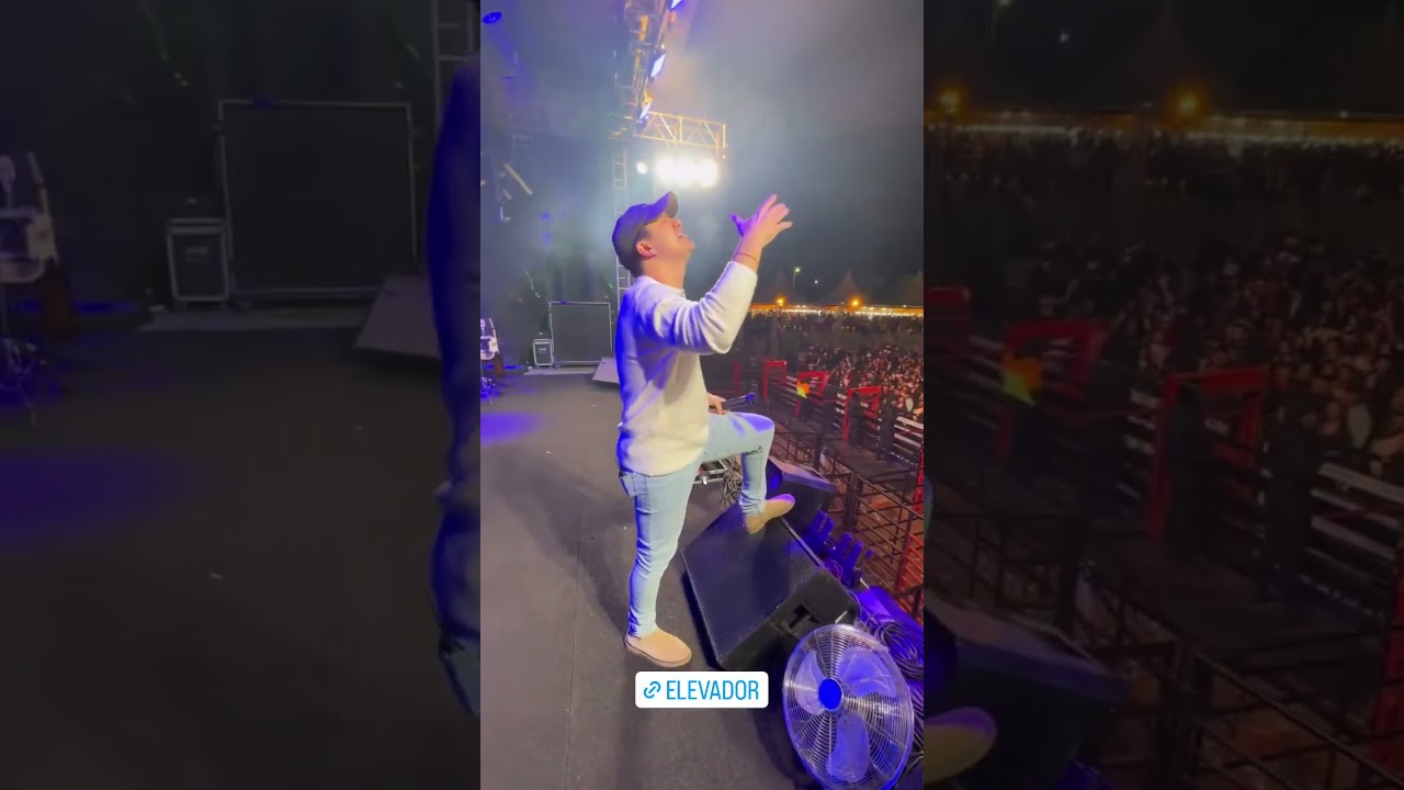 Hugo e Guilherme cantando em Santo Antônio do Monte 