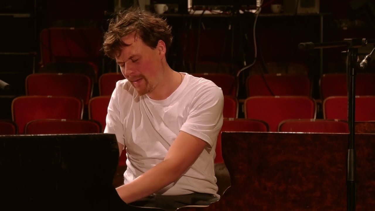 Seppe Gebruers Plays With 'It Never Entered My Mind'