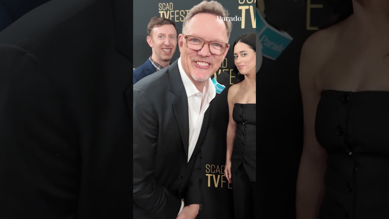 Мэттью Лиллард перекрещивается во время интервью с Жанин Мейсон.