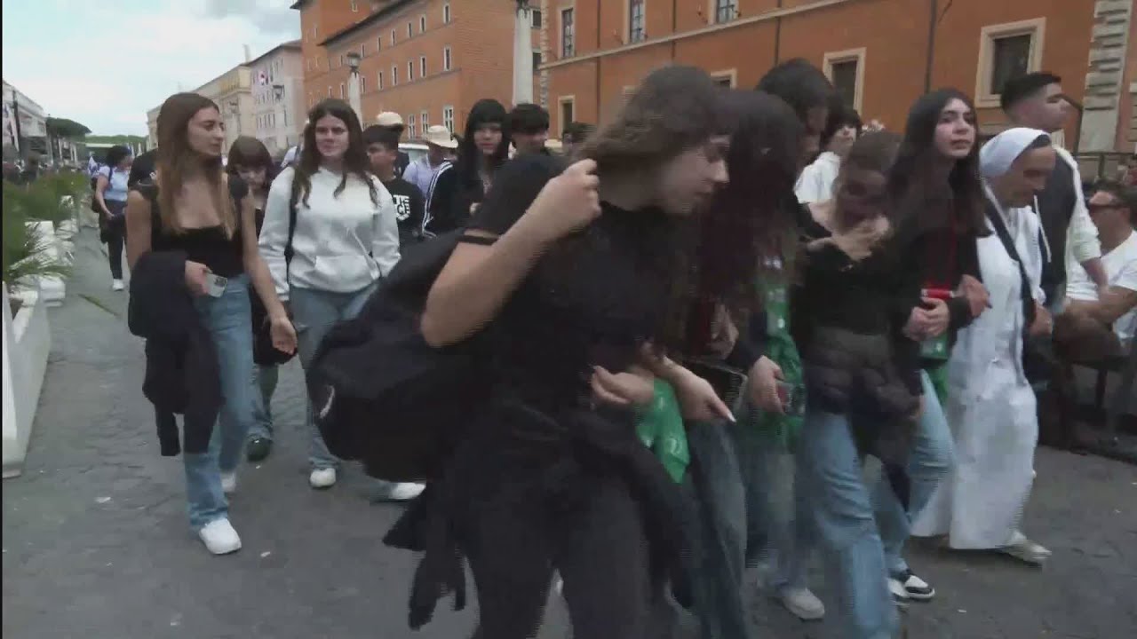Il passaggio della Porta Santa: gli adolescenti a Roma vivono il loro Giubileo