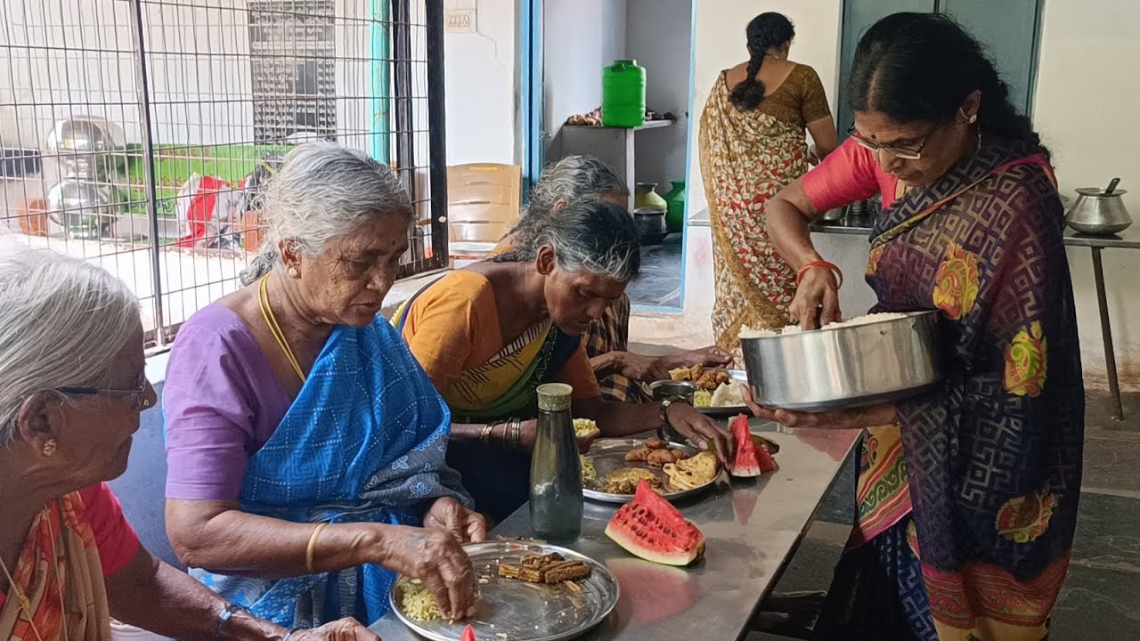 గుర్రంకొండ జ్ఞానాంబ గారి జ్ఞాపకార్థం.. శ్రీధర్ గారి ఆధ్వర్యంలో అమ్మఒడి వృద్ధాశ్రమంలో  అన్నదానం