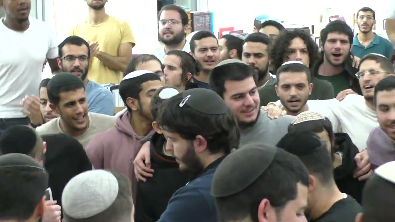 הדלקת נרות בישיבתנו | 'יוונים נקבצו עליי'