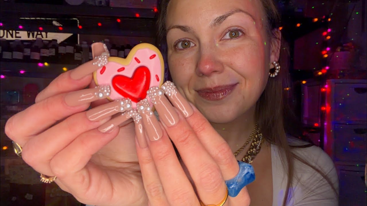 asmr/ selling you Valentine’s Day JEWELRY roleplay❤️ (tapping, soft spoken, over explaining)