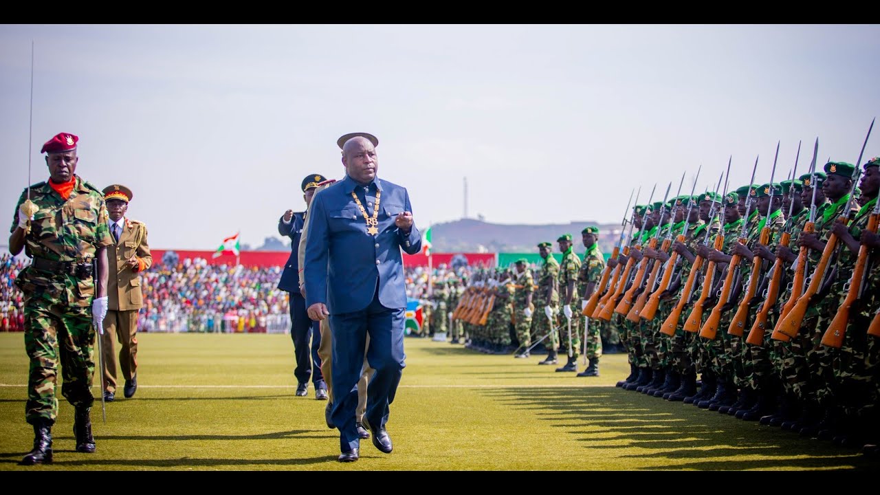 #BurundiAt61: Prezida Neva yakirwa n'abenegihugu yongera agenzura ingabo kuri stade Ingoma.