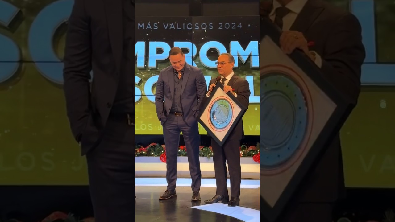 Gilberto Santa Rosa le entrega el Premio  Victor Manuelle por su Compromiso Social 