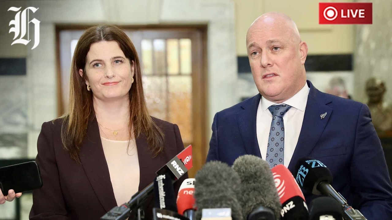 NZ Herald Live: Кристофер Люксон и Никола Уиллис сообщают последние новости о запасах топлива и р...