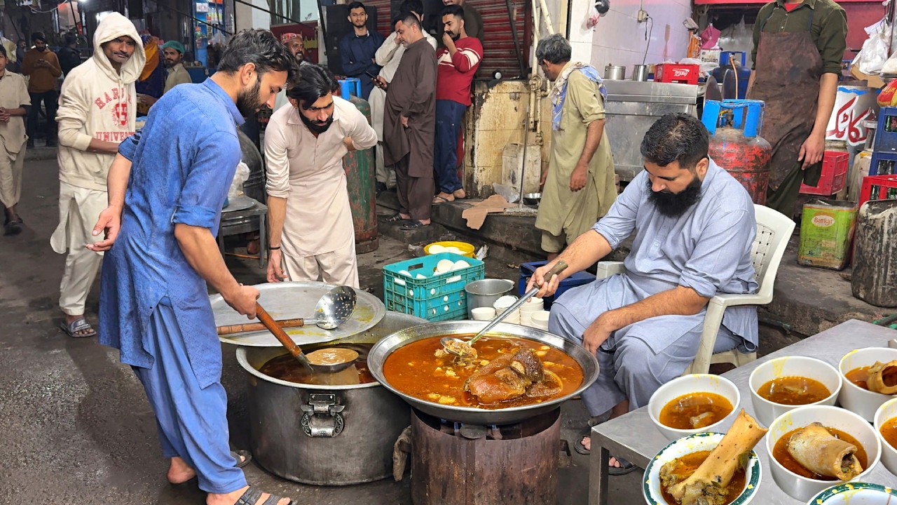 MASSIVE TURNOUT AT OPEN STREET FOOD FOR POOR PEOPLE 😍 LAHORI STREET FOOD PAYA - PAKISTAN STREET FOOD