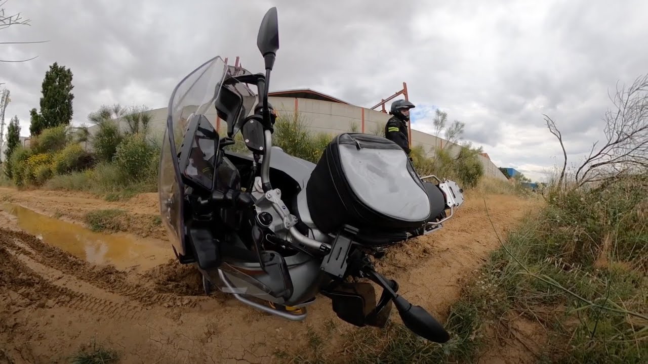 LO VOLVEMOS HACER!! F850GS ADVENTURE ATASCADA EN  EL BARRO!!! probamos defensas y cubre carter HEED!
