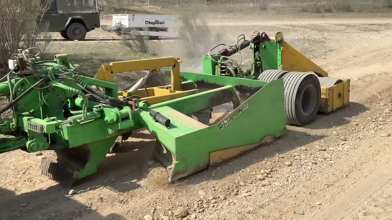 Arreglando los caminos del Ejército de Tierra de España - Niveladora Chaptools