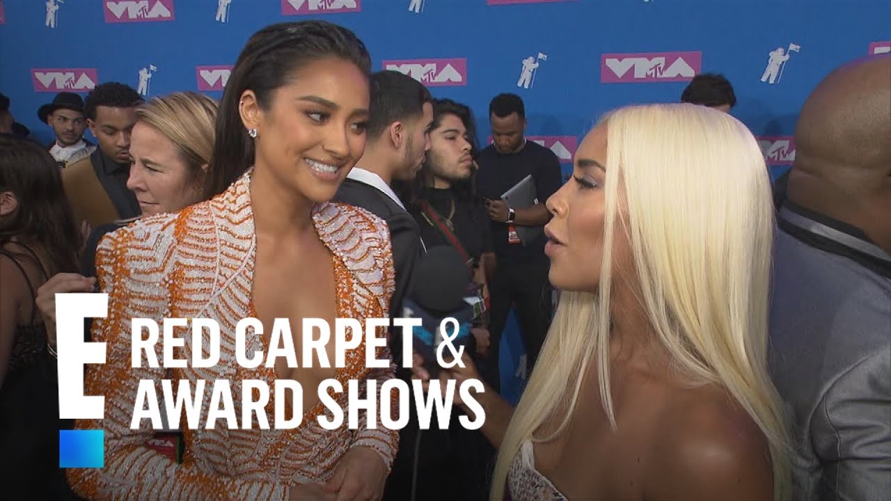 Shay Mitchell Expresses Her Love For J.Lo at 2018 MTV VMAs | E! Red Carpet & Award Shows