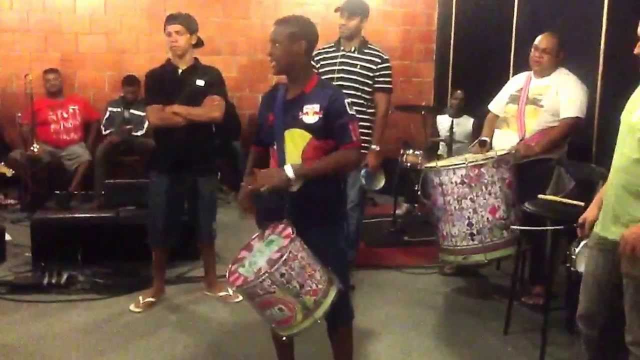 Duas equipes de percussionistas da Escola de samba Mangueira disputam e se divertem