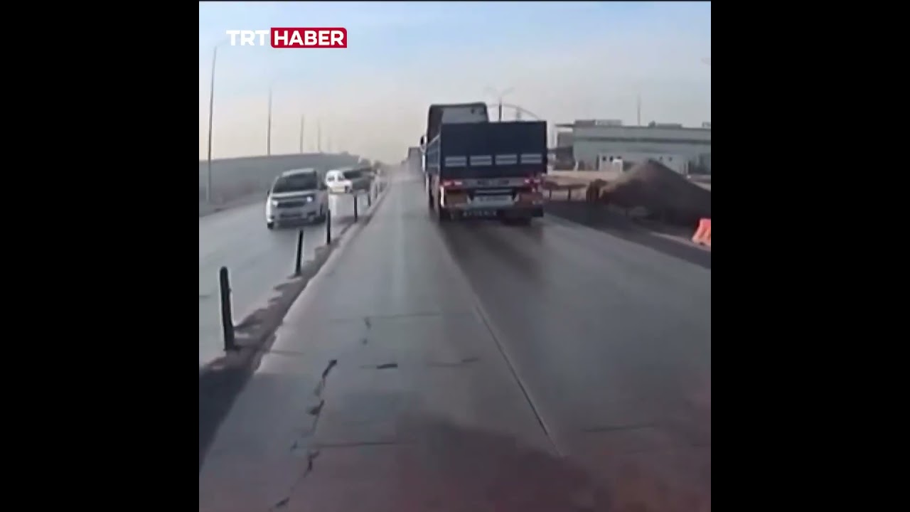 Konya'da hatalı sollama yapan ve kontrolden &ccedil;ıkan otomobil, tırla &ccedil;arpıştı