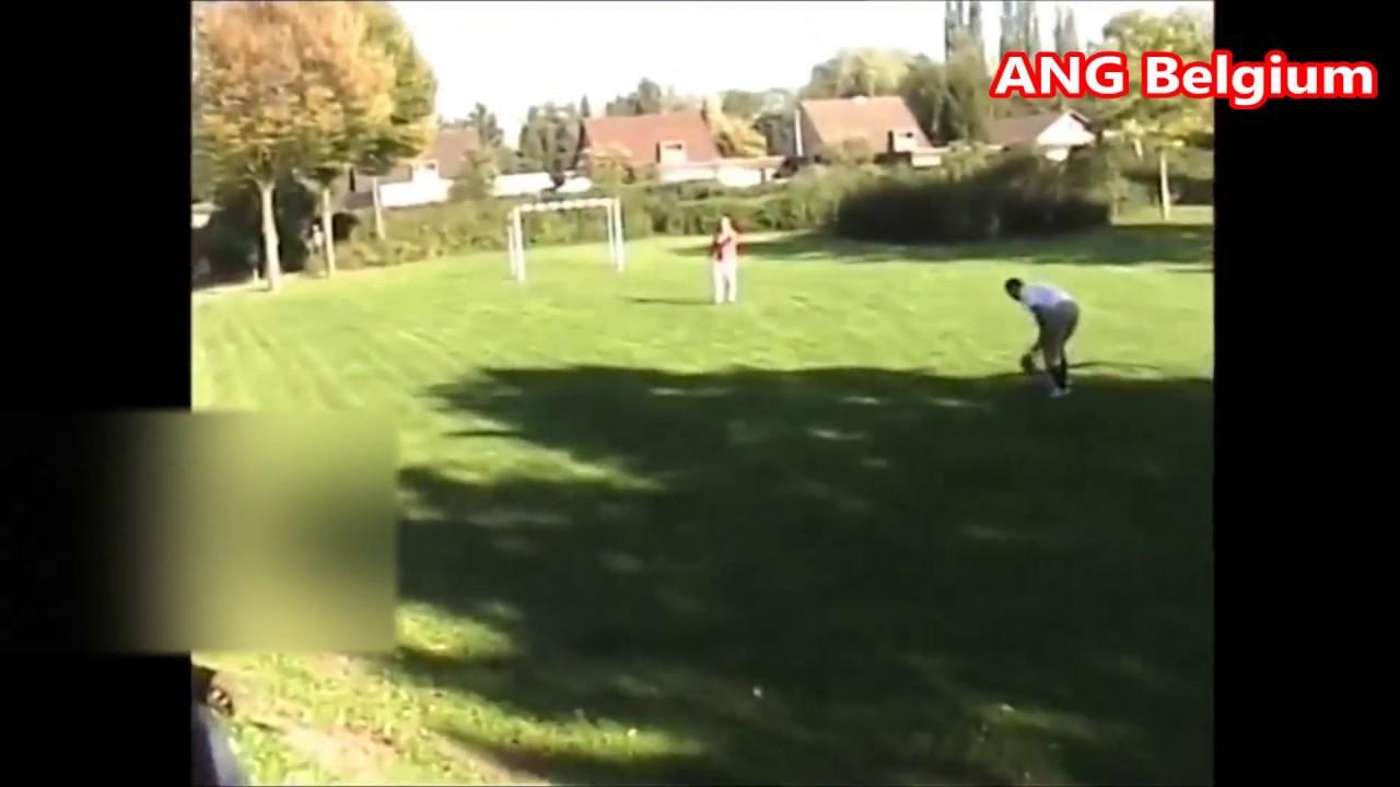A SOCCER BALL EXPLODES Een Voetbal Ontploft