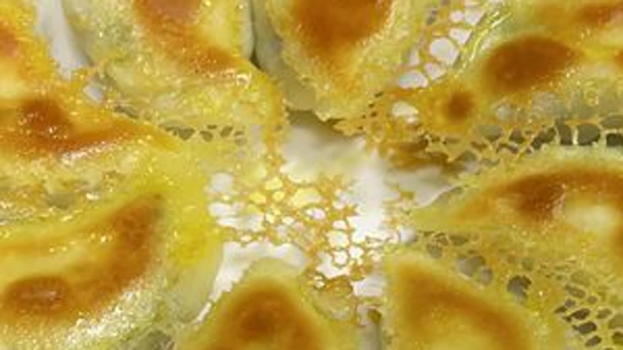 这才是锅贴正确的做法，比饺子好吃，比包子简单 #去年的手艺可以捡回来了  #一起吃饭吧