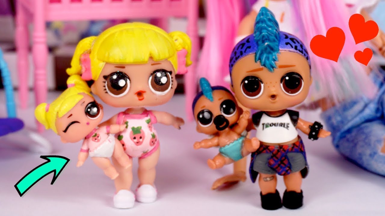 LOL Bebe Goldie Tiene una Nueva Hermanita LIL Sister! Jugando con Juguetes de Titi