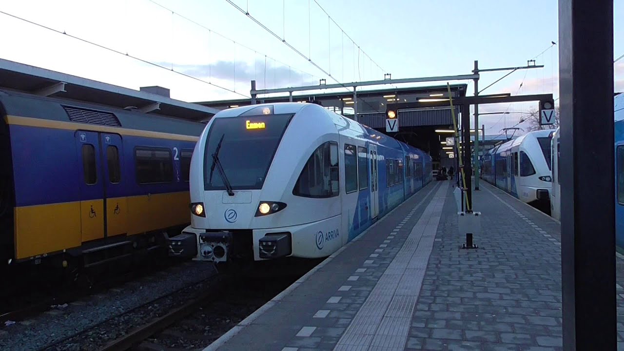 Lachende Arriva Vechtdallijn GTW vertrekt van station Zwolle