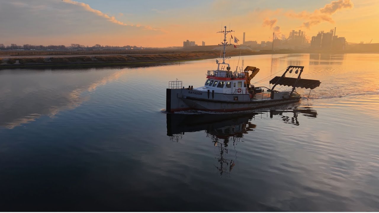 Ploegboot Rayador in Duinkerken bij zonsopgang