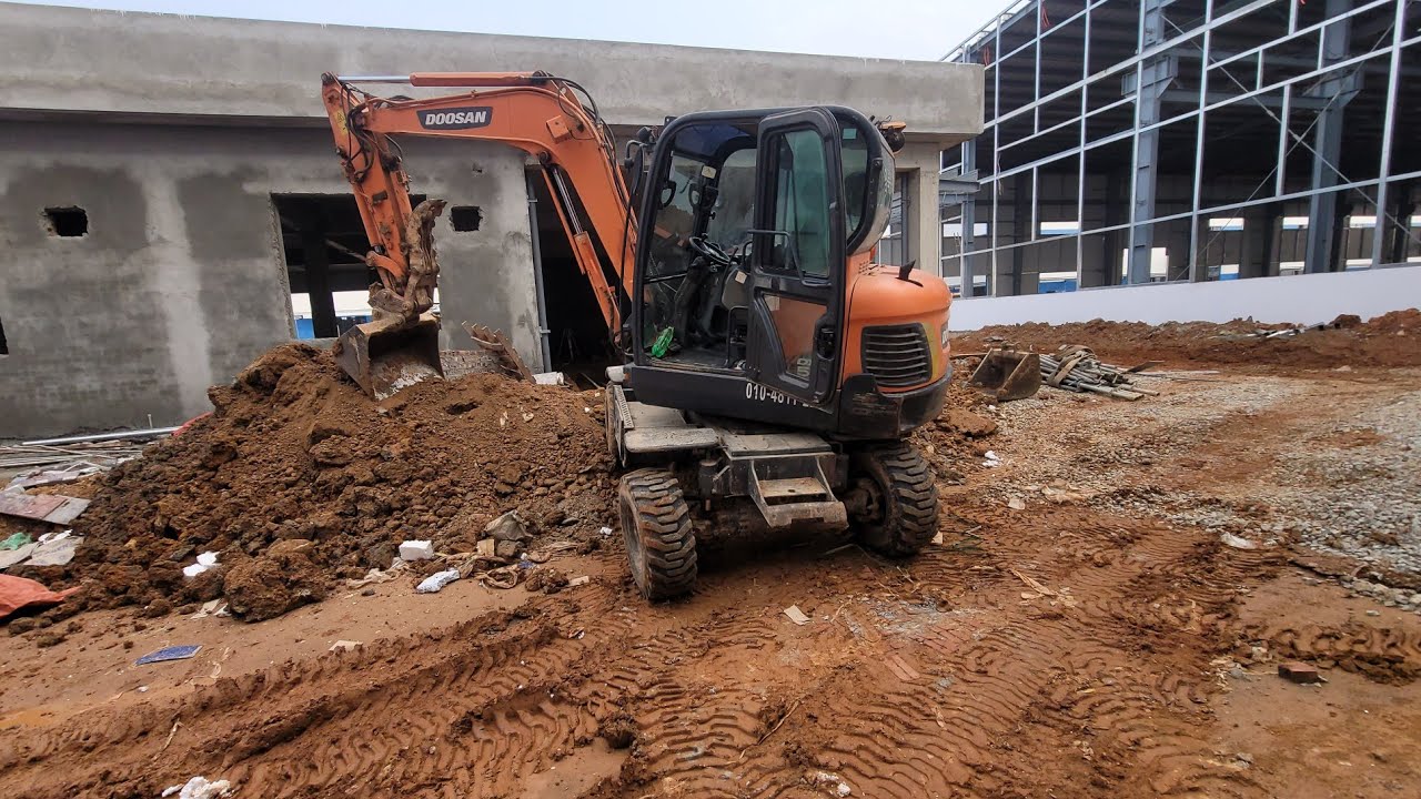 Review máy xúc doosan dx 55 ACE  bánh lốp, excavator Múc đất đất lên xe ôtô ben