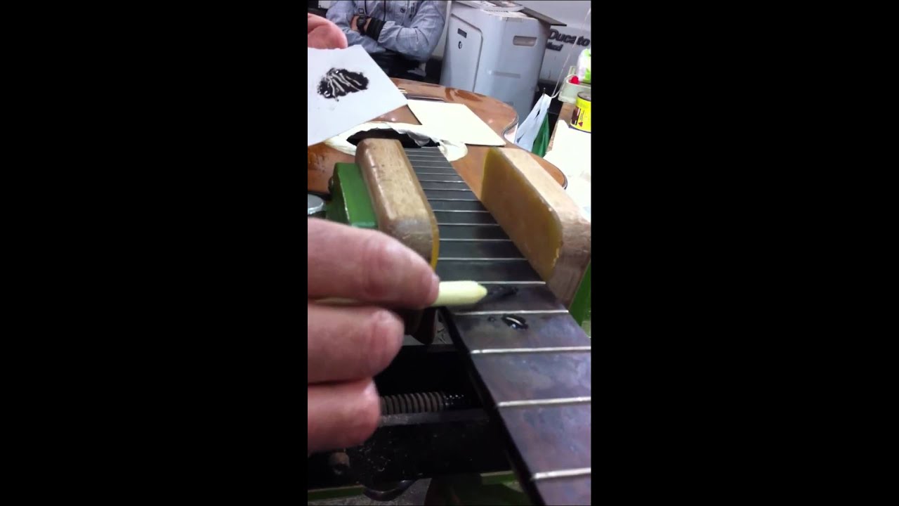 Juan Fernandez luthier restaurando Domingo Esteso