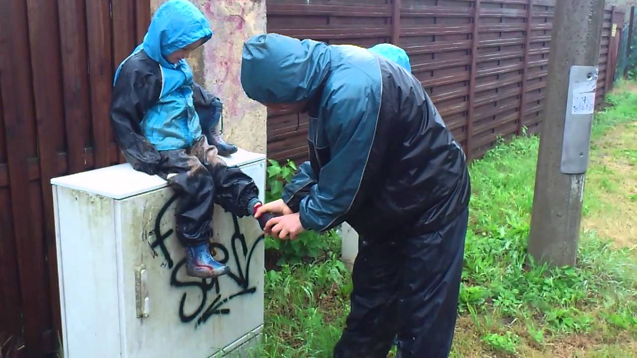 Handy Benny&Felix nach dem Pfützenspringen