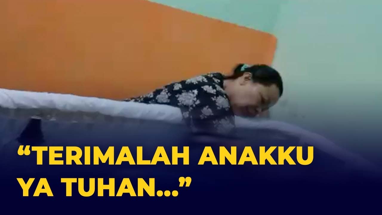 Tangis Ibu Brigadir J Pecah di Depan Peti Jenazah: Terimalah Anakku Ya Tuhan