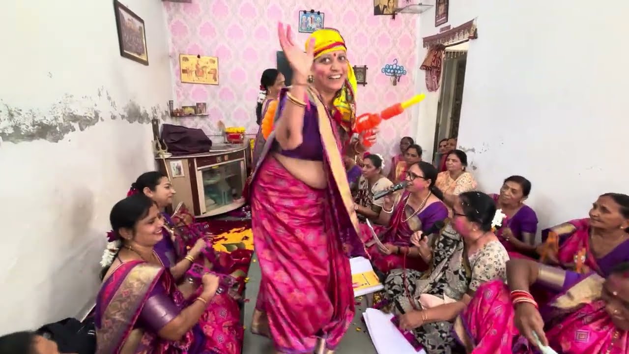 લખેલું છે 🌷હોલી હે…..🌷રંગ છાંટ્યો નટખટે …